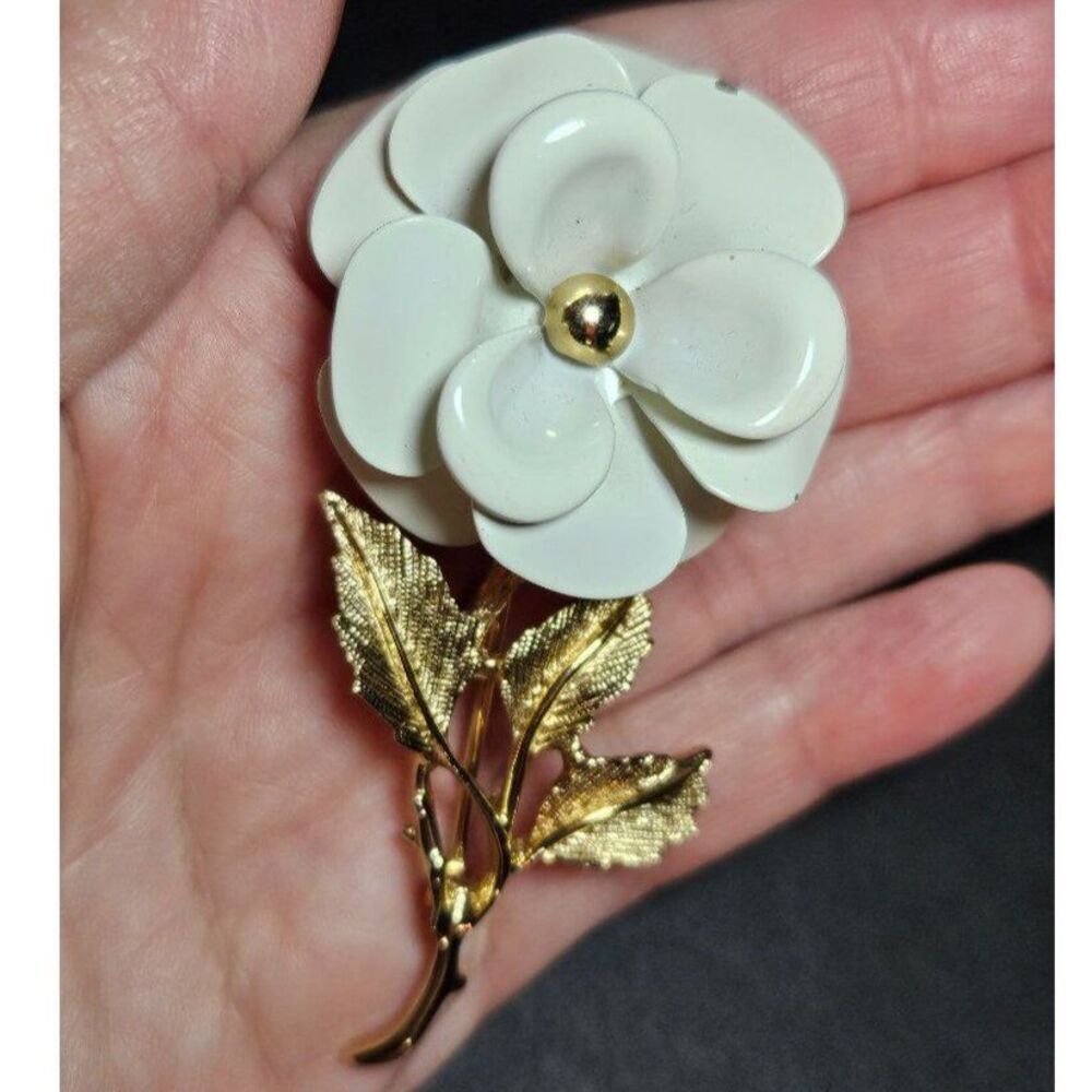 Vintage Avon gold tone and white flower brooch